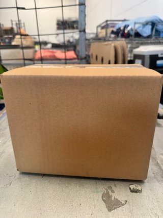 Cajas de cartón nuevas anónimas 240x154x180