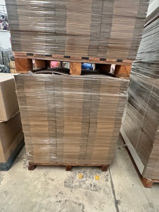 Cajas de cartón nuevas anónimas 240x154x180