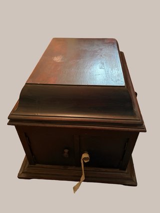 Gramófono antiguo de mueble