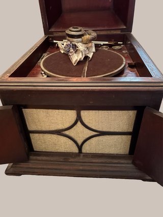 Gramófono antiguo de mueble