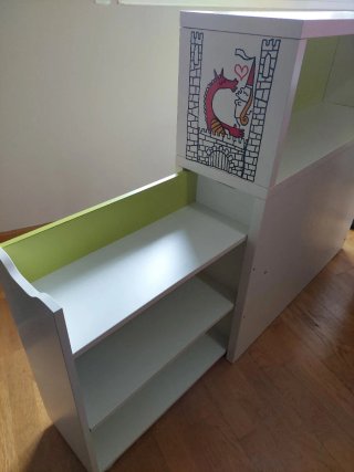Cabecero infantil con zapatero lateral.