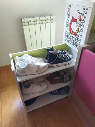 Cabecero infantil con zapatero lateral.