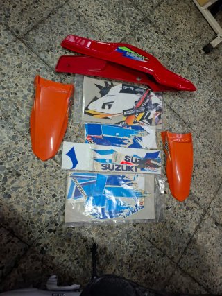 Tapas y pegatinas moto