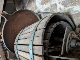 Prensa vino antigua.