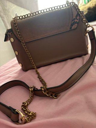 Bolso marrón con estampado de serpiente