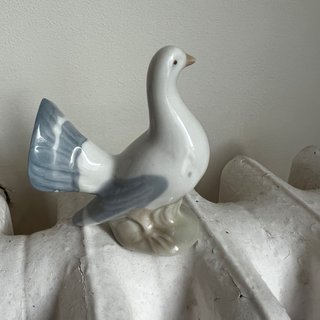 Figura vintage de porcelana con forma de paloma