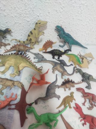 Lote de dinosaurios.