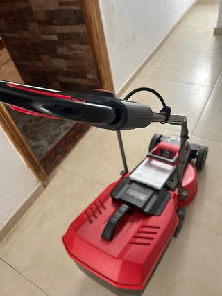 Cortacésped a batería con dos baterías incluidas.