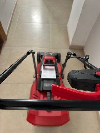 Cortacésped a batería con dos baterías incluidas.