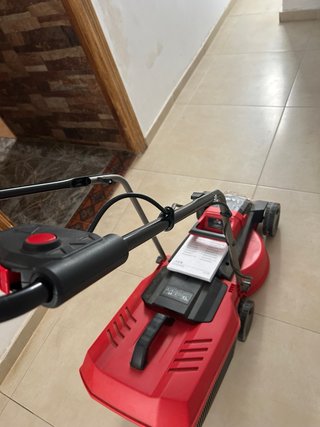 Cortacésped a batería con dos baterías incluidas.