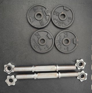 Banco de musculación con discos y mancuernas