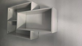 Estantería de pared blanca