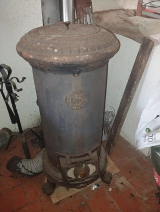 Estufa de leña antigua con tubos