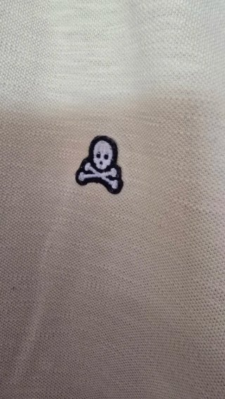 Polo amarillo con logo calavera