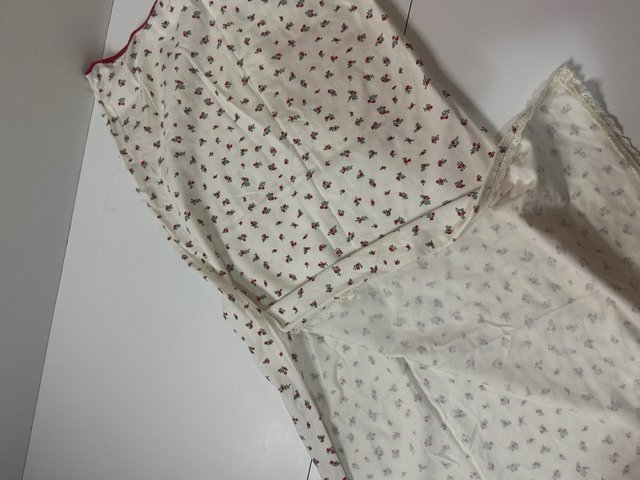 Falda corta con estampado de cerezas
