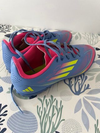 Botas futbol multitaco Adidas F50 niño