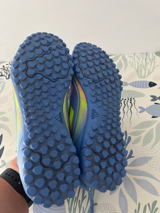 Botas futbol multitaco Adidas F50 niño