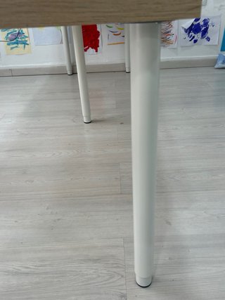Mesa/escritorio nogal ikea nueva. Patas regulables