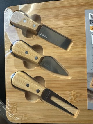 Tabla de queso de bambú con utensilios