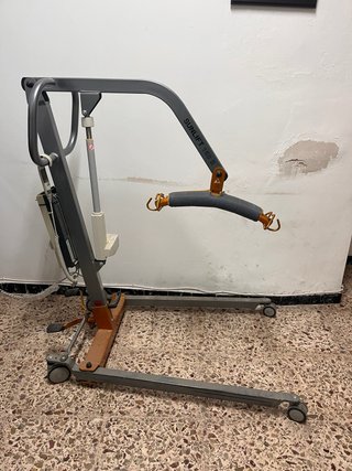 Grua de ayuda para personas con mobilidad reducida