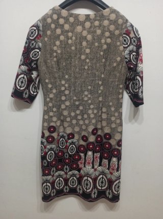 Vestido de invierno gris y con estampado T.L