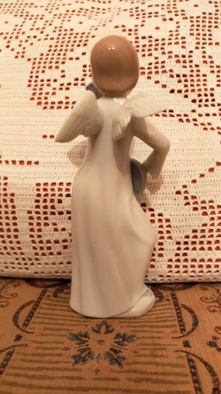 Figura de ángel con guitarra