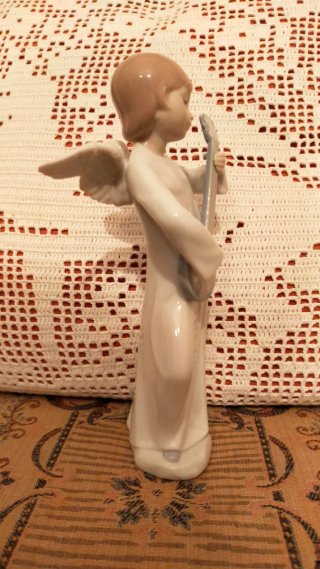 Figura de ángel con guitarra