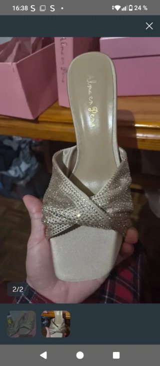 Zapatos de tacón dorados con pedrería