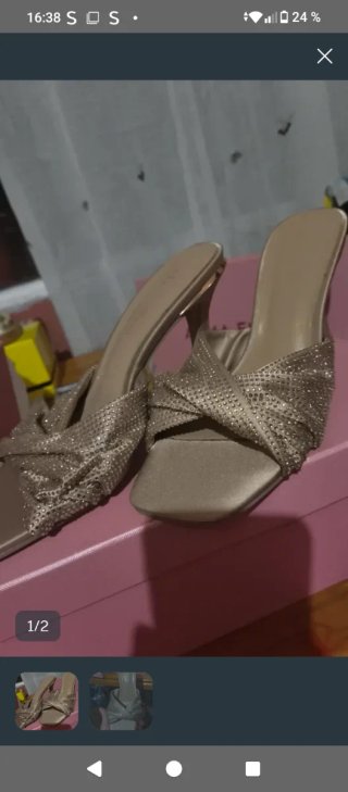 Zapatos de tacón dorados con pedrería