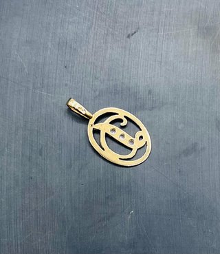 COLGANTE LETRA D ORO 18K. PESO:0,84GR
