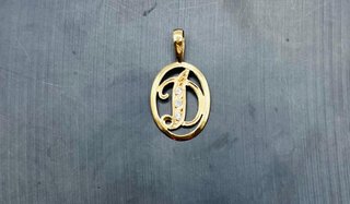 COLGANTE LETRA D ORO 18K. PESO:0,84GR