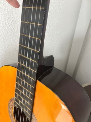 Guitarra acústica con funda