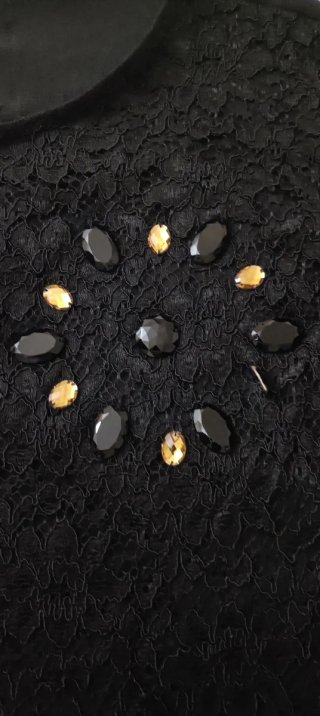 Blusa nera fatta a mano su misura