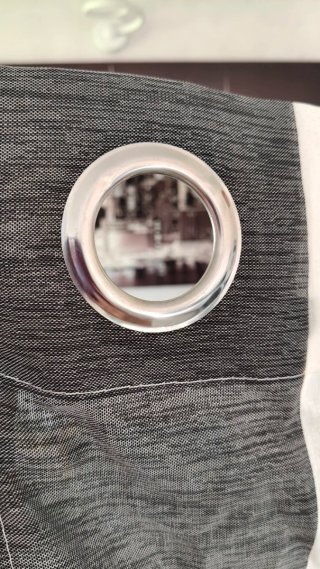 Tende lunghe ad anelli, a righe bianche e grigie
