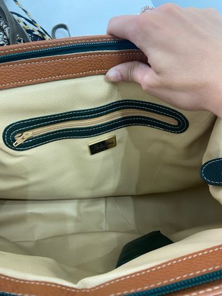 Bolso de piel sin estrenar con etiqueta. Nuevo.