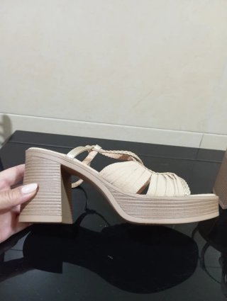 Sandalias de verano, color beis marca Mustang