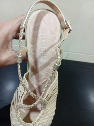 Sandalias de verano, color beis marca Mustang