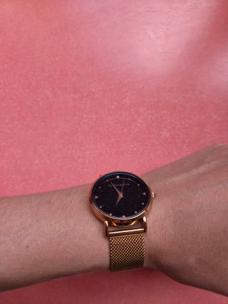Reloj Hannah Martin Dorado con Esfera Negra