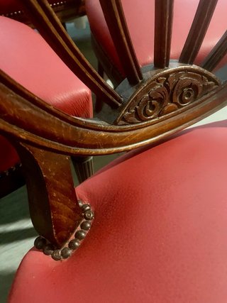 Seis sillas estilo inglés madera y simil cuero.