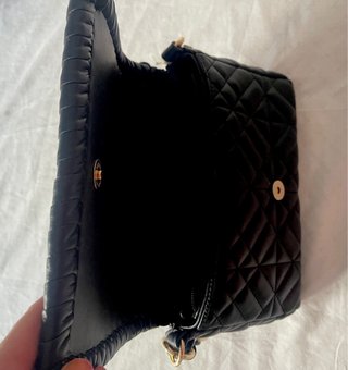 Bolso negro y dorado