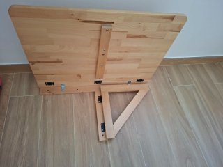 Mesa plegable de madera color beige