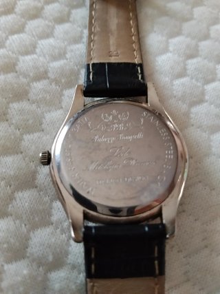 Orologio da polso con quadrante bianco e nero