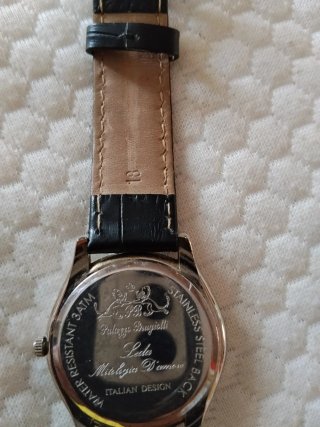 Orologio da polso con quadrante bianco e nero