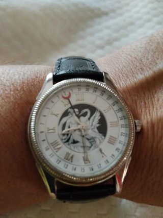 Orologio da polso con quadrante bianco e nero