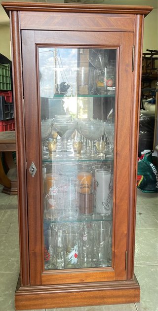 Vitrine de madeira com portas de vidro