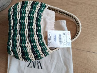 Bolso Zara tejido rígido verde y blanco zara