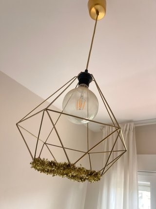 Lampara dorada geométrica IKEA