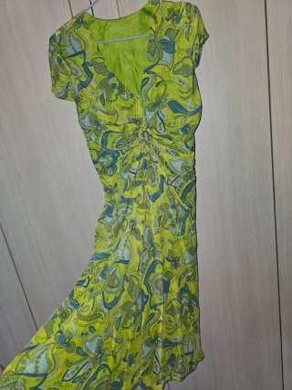 Vestito in pura seta compresa la fodera.