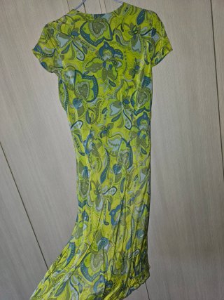 Vestito in pura seta compresa la fodera.