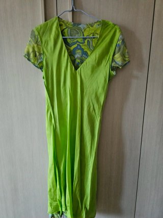Vestito in pura seta compresa la fodera.
